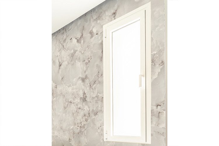 Panneaux muraux avec motif imprimé de marbre blanc sur le mur d'une salle de bain.