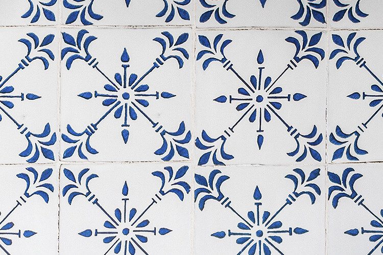 Detalle del diseño de azulejos impresos, modelo Loures, color azul