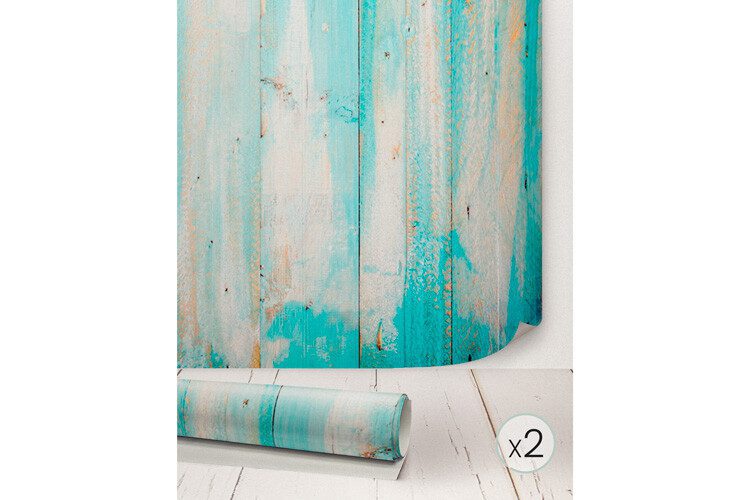 Papel pintado con diseño de lamas de madera impreso en tonos azul y blanco estilo vintage.