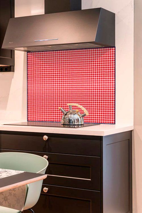 Frontis de cocina de aluminio resistente al calor con un estampado impreso Vichy en color rojo