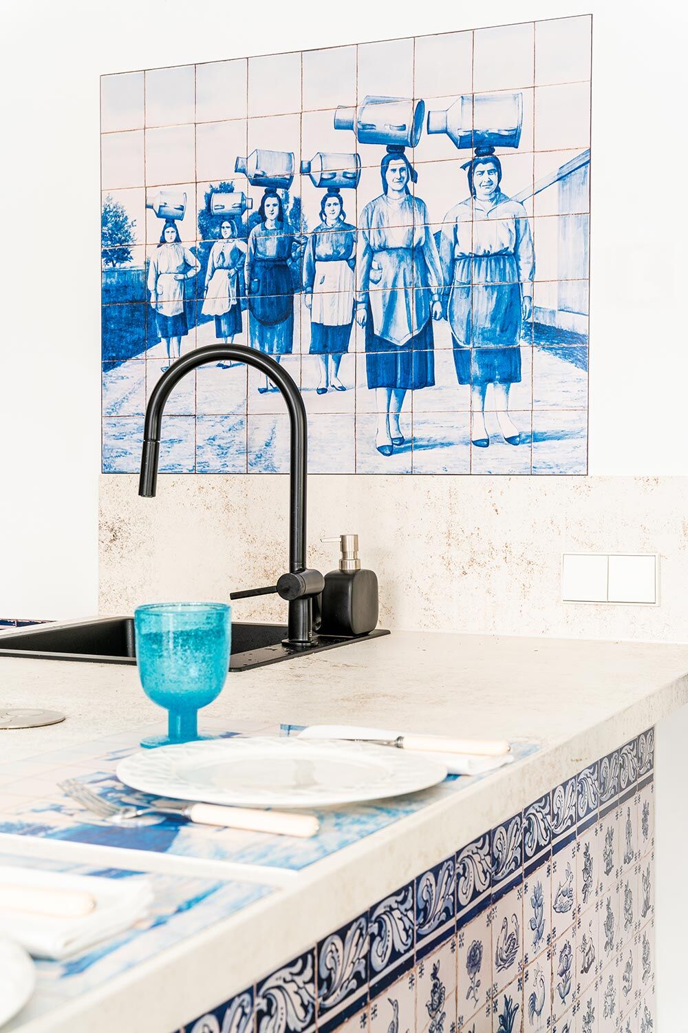 Cocina decorada con un panel que imita los tradicionales azulejos portugueses