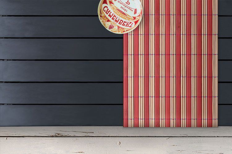 Chemin de table imprimé avec un motif de natte en bambou rouge